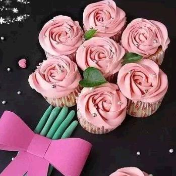 玫瑰花纸杯蛋糕