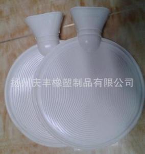 供应可爱迷人圆形1000ML白色BS1970：:2012标准充水橡胶热水袋