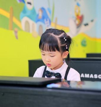 艺好学钢琴启蒙教室小女孩