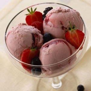 夏日甜品草莓冰淇淋球