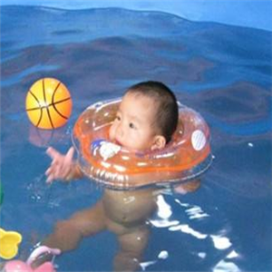 爱多多婴儿游泳玩球