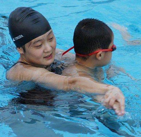 飞鱼游泳培训儿童游泳
