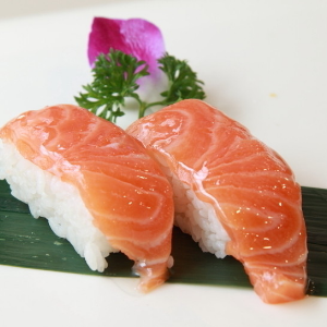 紫彩三文鱼寿司