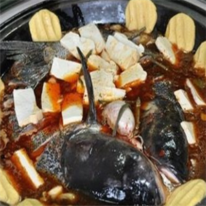 灶台鱼鱼头豆腐