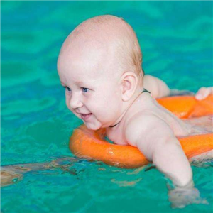 开心岛婴儿游泳开心