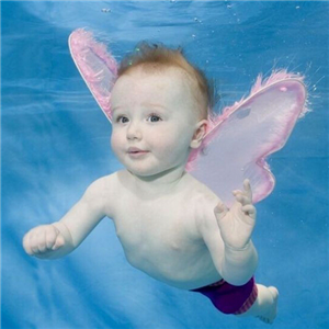 扑扑鲸婴儿游泳开心