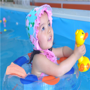 三瑟海婴儿游泳玩耍