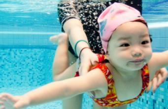 宝宝星婴幼儿游泳馆上课