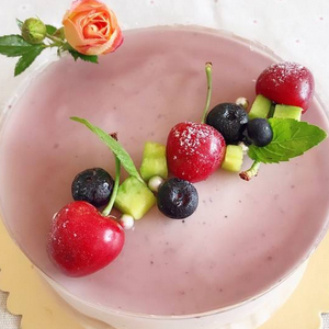 蓝莓酸奶慕斯蛋糕樱桃