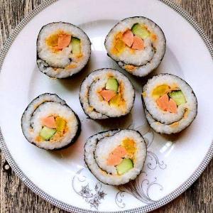 樱花和食青瓜寿司