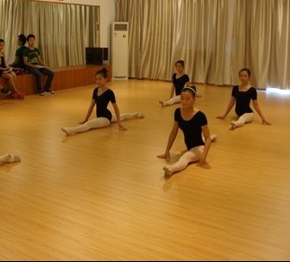 艺通艺术培训舞蹈练习