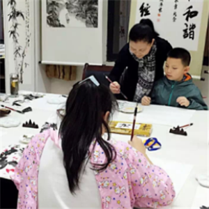 传统文化艺术学馆学习书法
