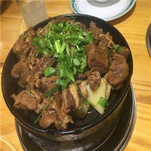 坛焖牛肉二米饭香菜