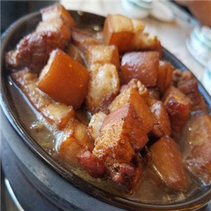 坛焖牛肉二米饭红烧肉