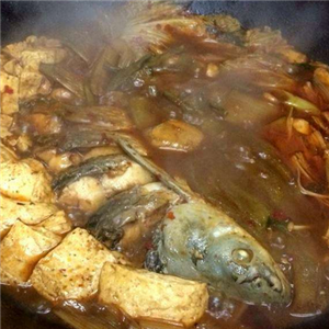 俊家铁锅炖鱼美味