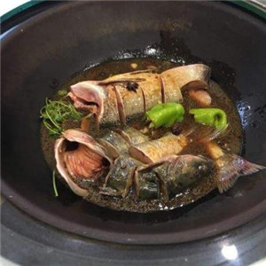农家院铁锅炖鱼