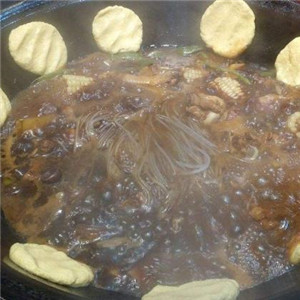 灶台福铁锅炖食物