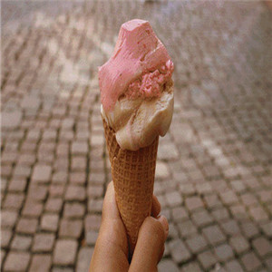 好时巧克力冰淇淋草莓味