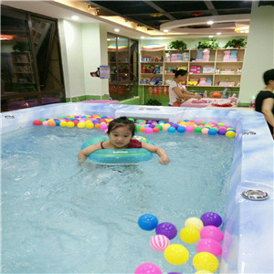 淘乐思婴幼儿游泳馆练习