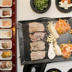 韩国八色烤肉烤五花肉及蔬菜