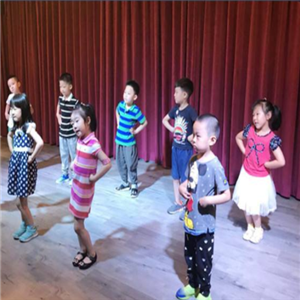 龙星童少儿主持舞蹈表演培训地上