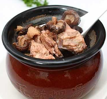 龙老五瓦罐煨汤香菇排骨汤