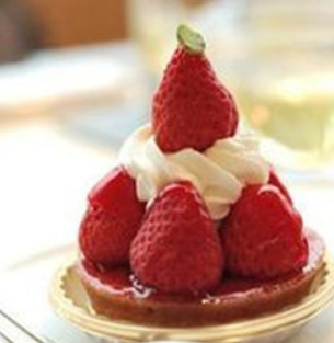 花甜可丽草莓蛋糕