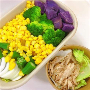 低卡轻食有助于调节体脂餐鸡肉沙拉