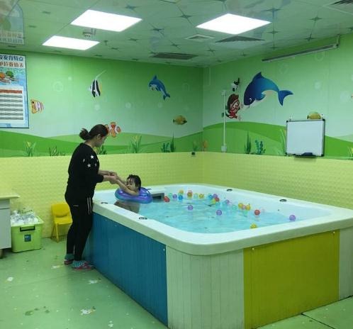 33度婴幼儿游泳馆游泳室