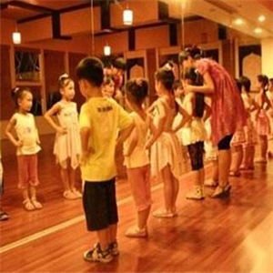 艺馨舞蹈培训中心学习