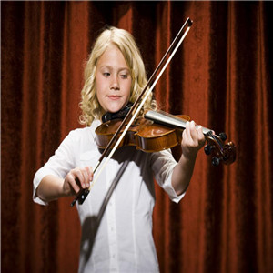 易多拉小提琴表演