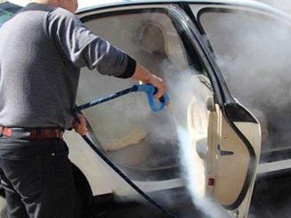 优沫环保蒸汽洗车机洗车中