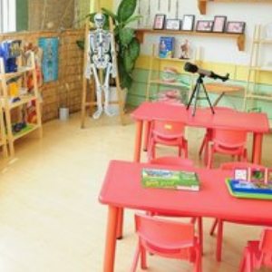 青草地幼儿园教室