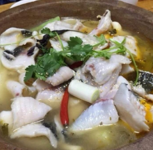 鸡煲王石锅鱼美味