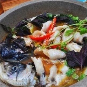特色鸡煲王石锅鱼美味