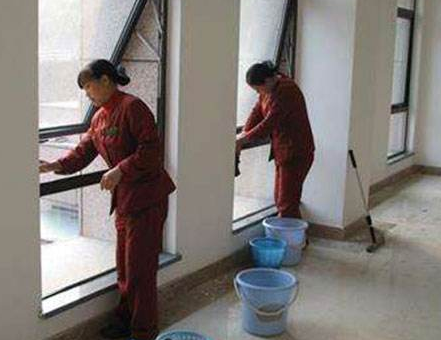 惠帮家政工作人员清洗窗户