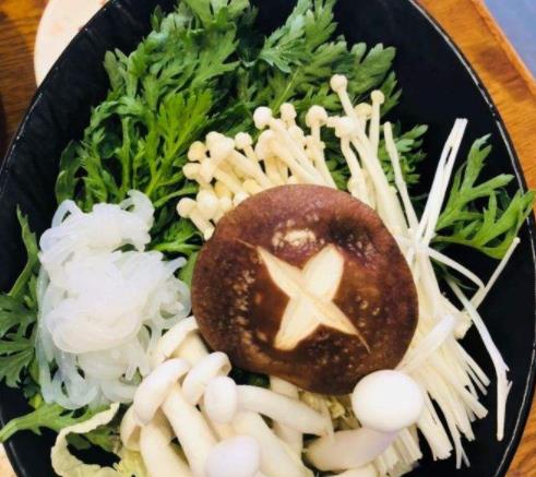 萩山里日式自助火锅菌菇