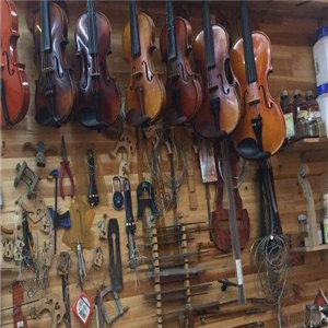 丁健提琴提琴制作维修提琴培训墙壁