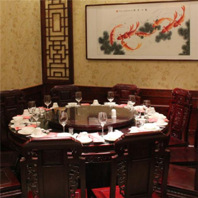 实惠饭店桌子