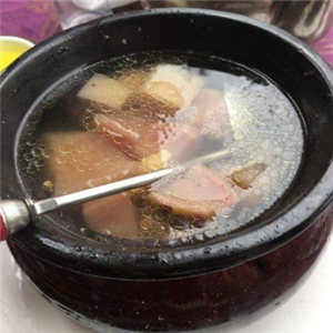 龙凤瓦罐煨汤