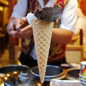 土耳其拉长冰淇淋好吃