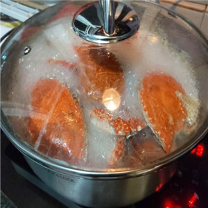 沸腾的螃蟹水煮螃蟹