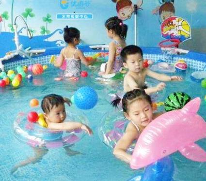 海豚啵啵婴童游泳馆玩耍