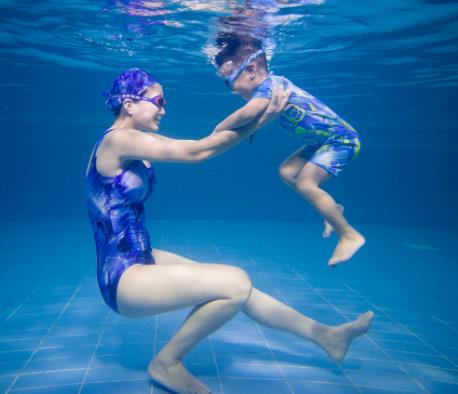 蓝海星亲子游泳俱乐部练习