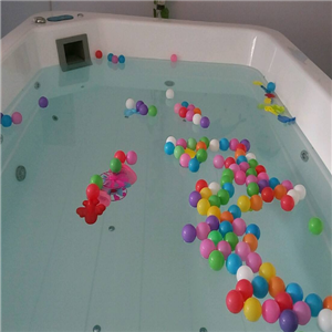 爬爬熊婴童游泳馆气球