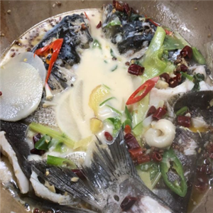 渔梆子石锅大头鱼美味