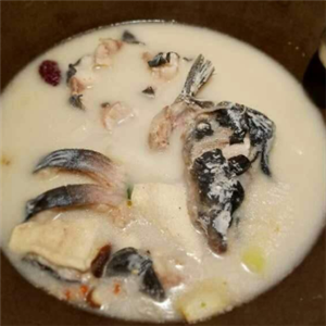 鲜潭石锅鱼鱼汤