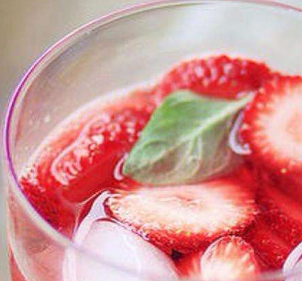 花果戏饮品草莓