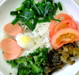 营养骨汤砂锅米线青菜