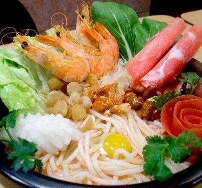 营养骨汤砂锅米线多种美味